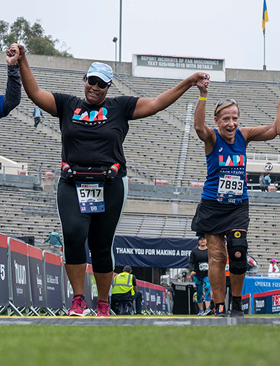 Rose Bowl Half & 5K finishers in LARR gear